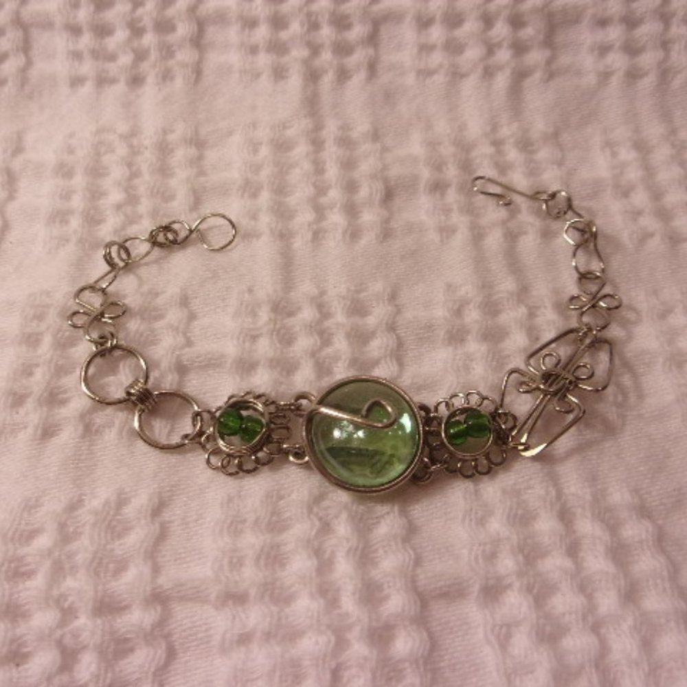Green Glass Silver Tone Wire Bracelet 7.5" Long